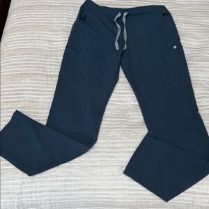 Figs Yolo skinny straight, cargo, scrub pants size medium tall